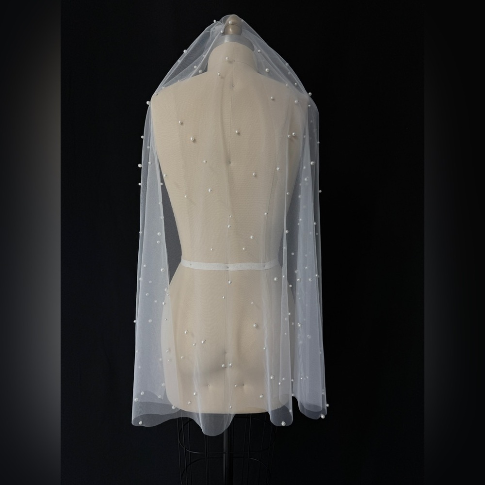 Elegant White Pearl-Embellished Veil